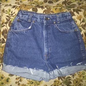 VINTAGE Chic high waisted denim shorts.